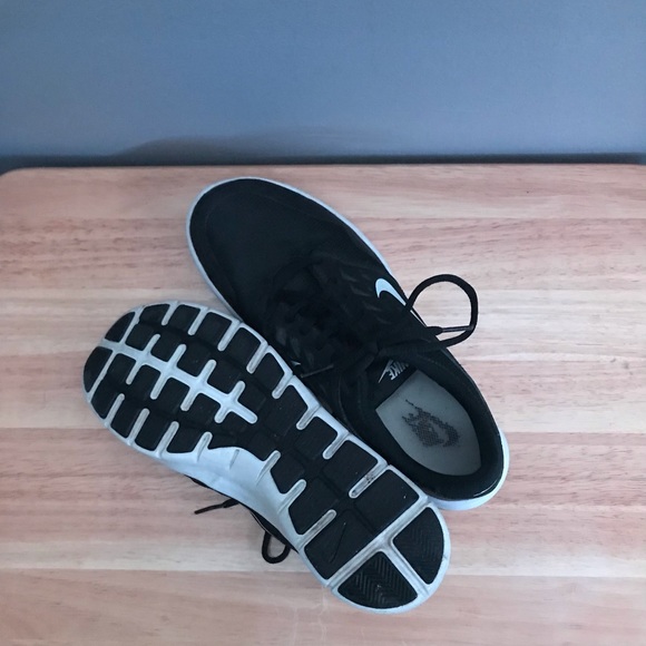 2014 women’s black Nike sneakers - Picture 3 of 4